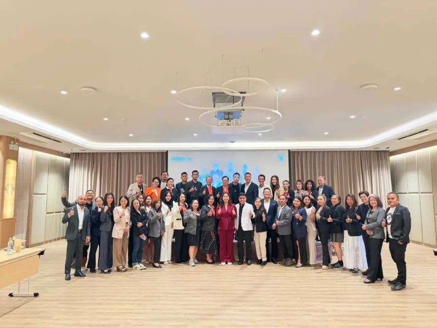 ผู้เข้าร่วมสัมมนาจำนวนมากถ่ายรูปหมู่ในห้องประชุม